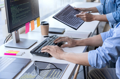 在办公室软件开发司从事台式电脑编程代码技术或网站设计工作的编程员